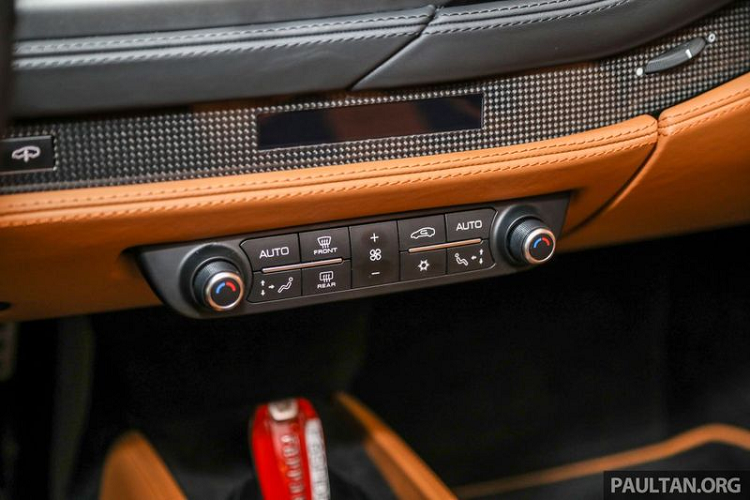 Các điểm nổi bật mới của F8 Spider gồm có giao diện HMI mới, vô lăng đa chức năng mới và màn hình cảm ứng bên phía hành khách.