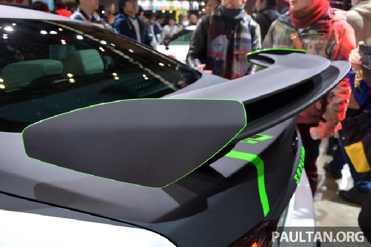 Điều làm cho 400R Sprint Concept trở nên độc đáo là những thay đổi ở cản trước và đuôi gió sau giúp chiếc xe trông mạnh mẽ hơn.