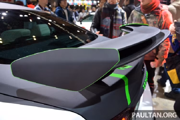 Điều làm cho 400R Sprint Concept trở nên độc đáo là những thay đổi ở cản trước và đuôi gió sau giúp chiếc xe trông mạnh mẽ hơn.