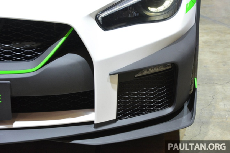 Về tổng quan, Nissan Skyline 400R Sprint Concept khá giống với phiên bản facelift Skyline 400R. Xe vẫn sử dụng động cơ tăng áp kép VR30DDTT 3.0L, sản sinh công suất 400 mã lực và mô-men xoắn cực đại 475 Nm. Xe sử dụng hệ dẫn động bánh sau thông qua hộp số tự động 7 cấp.