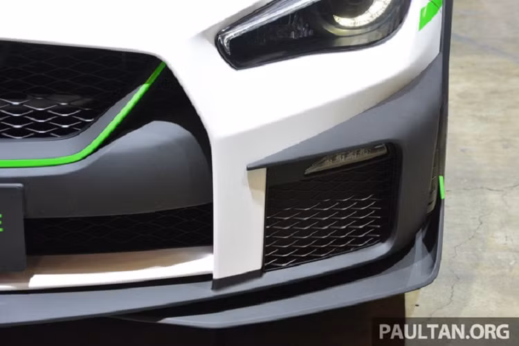 Về tổng quan, Nissan Skyline 400R Sprint Concept khá giống với phiên bản facelift Skyline 400R. Xe vẫn sử dụng động cơ tăng áp kép VR30DDTT 3.0L, sản sinh công suất 400 mã lực và mô-men xoắn cực đại 475 Nm. Xe sử dụng hệ dẫn động bánh sau thông qua hộp số tự động 7 cấp.