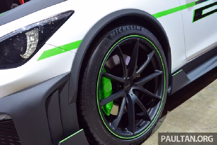 Kẹp phanh trên mẫu 400R Sprint Concept được sơn màu xanh lá cùng tông màu với các họa tiết khác. Xe sử dụng bộ mâm kích thước 20 inch cùng bộ lốp thể theo Michelin Pilot Sport.