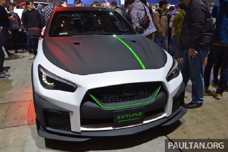 Điểm nhấn ngoại thất của chiếc xe thể thao xe Nissan Skyline 400R Sprint Concept nằm ở dãy họa tiết màu xanh lá cây chạy dọc thân xe, lưới tản nhiệt và viền mâm xe. Nắp ca-pô của 400R Sprint Concept được trang bị ống hút gió NACA khá giống với dòng xe thể thao Nissan GT-R.