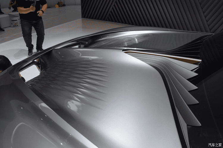 Phần đuôi xe có cánh gió ở trên, hai hốc gió nhỏ ở dưới, và một dải đèn hậu cực mỏng. Bên dưới cửa kính phía sau giống như là một hệ thống thoát gió đặc biệt.