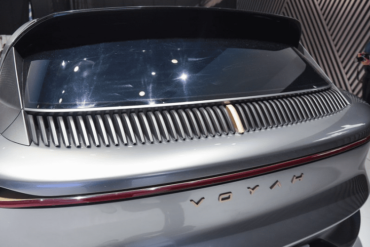 Những chi tiết đẹp mắt đáng kể tới khác gồm lối thông gió lớn trên nắp capô, cửa gió dưới cửa sổ trước, và camera cực sắc cạnh thay thế cho gương chiếu hậu. Phía bên sườn của Voyah i-Free cho thấy trông phong cách với nếp gấp lớn bên dưới, và đặc biệt là bộ la-zăng mang hoạt tiết viễn tưởng