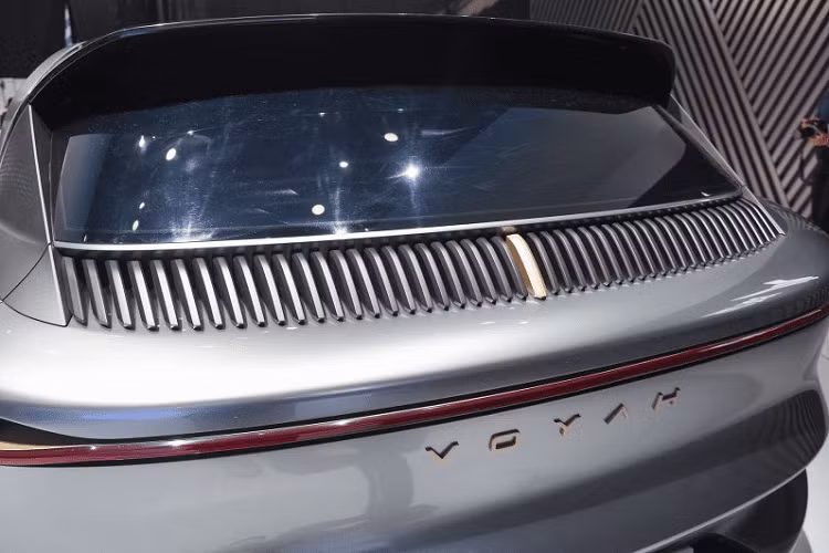 Những chi tiết đẹp mắt đáng kể tới khác gồm lối thông gió lớn trên nắp capô, cửa gió dưới cửa sổ trước, và camera cực sắc cạnh thay thế cho gương chiếu hậu. Phía bên sườn của Voyah i-Free cho thấy trông phong cách với nếp gấp lớn bên dưới, và đặc biệt là bộ la-zăng mang hoạt tiết viễn tưởng