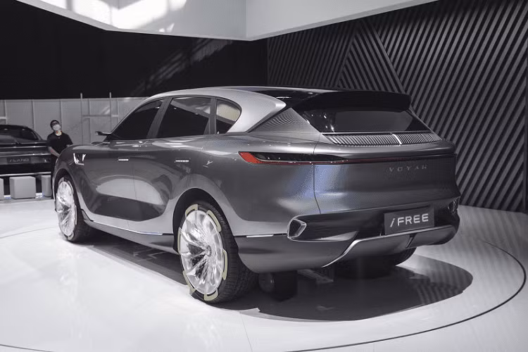 Phiên bản sản xuất thươmg mại của Voyah i-Free sẽ chính thức ra mắt thị trường nội địa Trung Quốc trong năm 2022. Các chiếc xe Voyah sẽ được sản xuất tại một nhà máy cũ thuộc liên doanh Dongfeng-Renault, sau khi Renault quyết định rút khỏi Trung Quốc. Sản lượng mỗi năm của nơi này là khoảng 150.000 chiếc.
