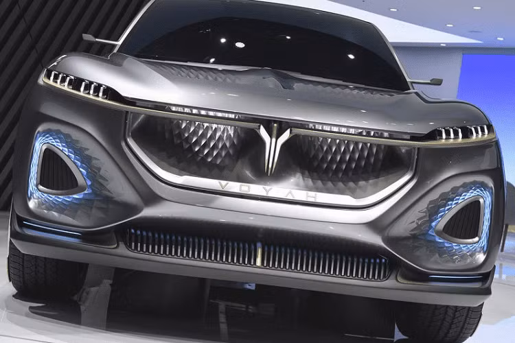 Voyah i-Free chạy điện là một trong nhũng mẫu concept đẹp mắt, độc đáo nhất Triển lãm Bắc Kinh năm nay. Phần đầu xe trông cực ấn tượng với họa tiết xếp vảy ở lưới tản nhiệt và hai hốc gió lớn, logo trung tâm còn nối dài sang viền hai cụm đèn pha mỏng