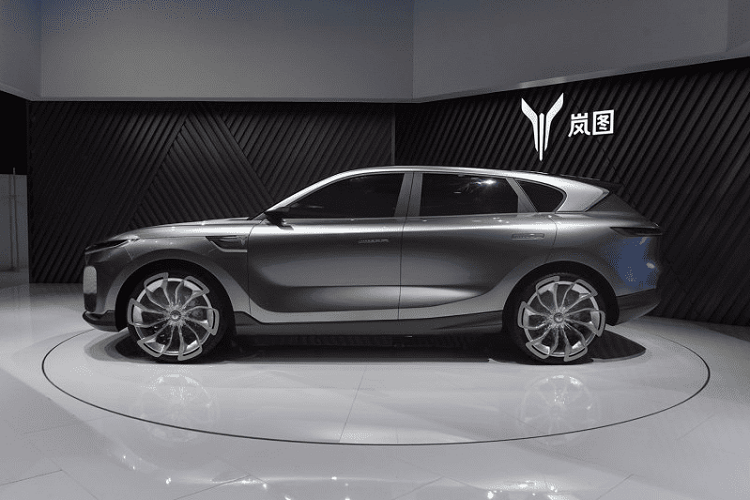 Voyah i-Free là một mẫu concept đặc sắc với nhiều chi tiết thiết kế đến độ khiến người nhìn hoa cả mắt. Chiếc xe dường như cố gắng kết hợp mọi đường nét có thể hiện diện trên thân vỏ xe như đường thẳng, nếp gấp, cạnh cong, cạnh sắc. Bộ la-zăng xe cũng mang một thiết kế phức tạp tới lạ kỳ, trong khi logo độc đáo trên lưới tản nhiệt lại được sơn màu vàng nổi bật.