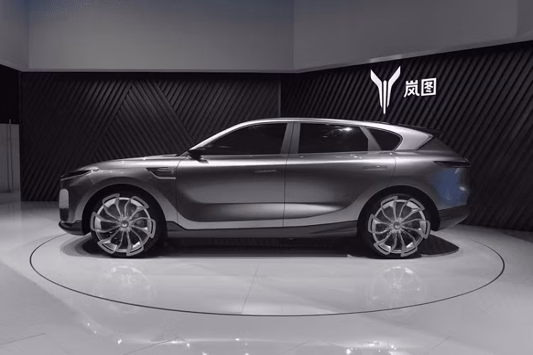 Voyah i-Free là một mẫu concept đặc sắc với nhiều chi tiết thiết kế đến độ khiến người nhìn hoa cả mắt. Chiếc xe dường như cố gắng kết hợp mọi đường nét có thể hiện diện trên thân vỏ xe như đường thẳng, nếp gấp, cạnh cong, cạnh sắc. Bộ la-zăng xe cũng mang một thiết kế phức tạp tới lạ kỳ, trong khi logo độc đáo trên lưới tản nhiệt lại được sơn màu vàng nổi bật.