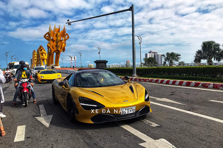 Siêu xe Lamborghini Aventador SVJ thứ hai về Việt Nam có màu sơn "nóng bỏng" là vàng Giallo Evros, đây cũng là chiếc xe Lamborghini Aventador SVJ đầu tiên tại dải đất hình chữ S sở hữu màu sơn này. Trước đó, chiếc siêu xe Lamborghini Aventador SVJ đầu tiên về Việt Nam có màu xanh dương Blu Glauco.