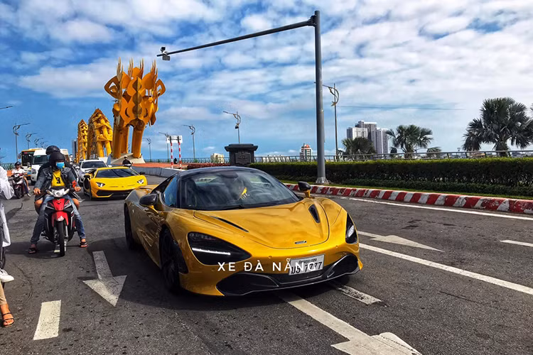Siêu xe Lamborghini Aventador SVJ thứ hai về Việt Nam có màu sơn "nóng bỏng" là vàng Giallo Evros, đây cũng là chiếc xe Lamborghini Aventador SVJ đầu tiên tại dải đất hình chữ S sở hữu màu sơn này. Trước đó, chiếc siêu xe Lamborghini Aventador SVJ đầu tiên về Việt Nam có màu xanh dương Blu Glauco.