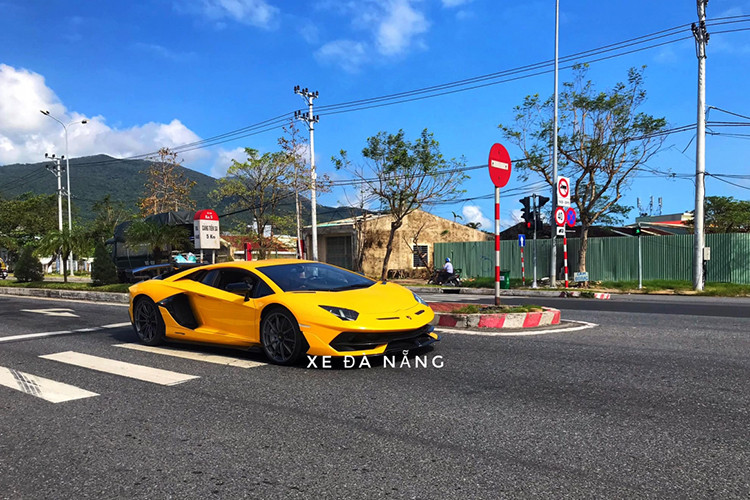 Mô-men xoắn cực đại của Lamborghini Aventador SVJ cũng được nâng cấp thêm 30 Nm lên mức 720 Nm so với các dòng siêu xe Aventador còn lại. Đáng tiếc thay là thời gian tăng tốc từ vị trí xuất phát lên 100 km/h của Lamborghini Aventador SVJ không thể thấp hơn con số 2,8 giây của "đàn anh" Lamborghini Aventador SV tạo ra. Vận tốc tối đa của siêu xe hàng hiếm mới về Việt Nam cũng dừng lại ở con số 350 km/h.