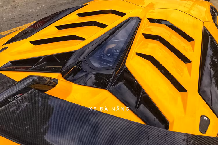 Khác với những chiếc Lamborghini Aventador SVJ màu vàng khác có nội thất đen-vàng, đen-đỏ hay đen-xanh, chiếc Lamborghini Aventador SVJ mới về Việt Nam được phối "nội y" màu đen của da Alcantara và sọc chữ Y màu trắng cùng sợi carbon. Đây là kiểu phối màu thể hiện cho dòng xe Lamborghini Super Veloce.