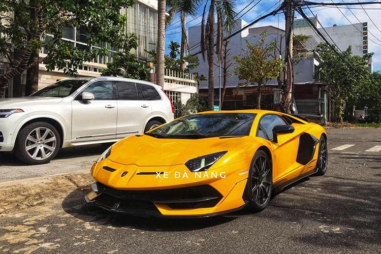Lamborghini Aventador SVJ vẫn được trang bị khối động cơ V12, hút khí tự nhiên, dung tích 6.5 lít quen thuộc trên những chiếc Aventador LP700-4 rất được ưa chuộng tại thị trường Việt Nam. Tuy nhiên, ở trên siêu xe Aventador SVJ, hãng Lamborghini đã tinh chỉnh lại khối động cơ này nhằm tạo ra công suất tối đa 770 mã lực, cao hơn 70 mã lực so với bản tiêu chuẩn và 20 con ngựa so với Lamborghini Aventador SV.
