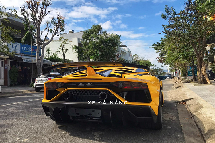 Hiện chưa rõ giá xe Lamborghini Aventador SVJ tại Việt Nam, theo giới thạo xe nó có mức khoảng hơn 50 tỷ đồng. Tại thị trường nước ngoài, siêu xe Lamborghini Aventador SVJ có giá rao bán ở Đức khoảng 429.900 Euro (tương đương 11,2 tỷ đồng). Còn mức giá chưa thuế của siêu phẩm Lamborghini Aventador SVJ này khi đến Đức chỉ 361.261 Euro (tương đương 9,39 tỷ đồng).