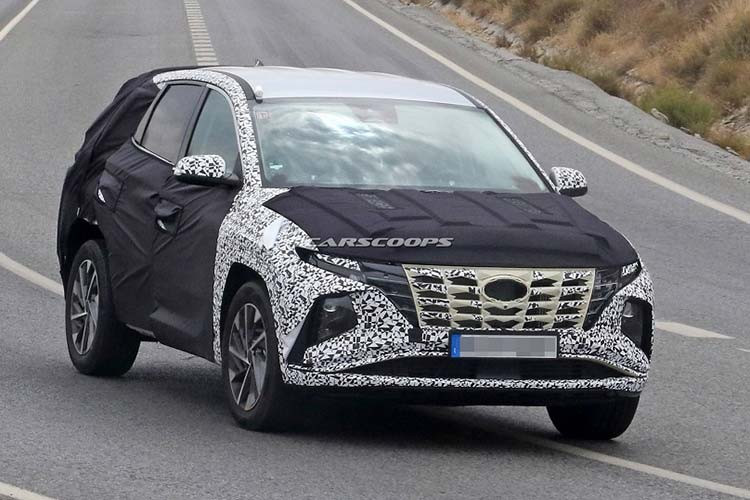 Bên cạnh sự thay đổi ở cụm đèn và bộ mặt ca-lăng, SantaFe mới còn sở hữu thiết kế mâm xe mới, 5 chấu tam hình cánh quạt thể thao và mạnh mẽ. Cụm đèn hậu trên SUV Hyundai SantaFe 2021 phiên bản nâng cấp cũng hứa hẹn mang sự thay đổi rõ rệt so với phiên bản tiền nhiệm