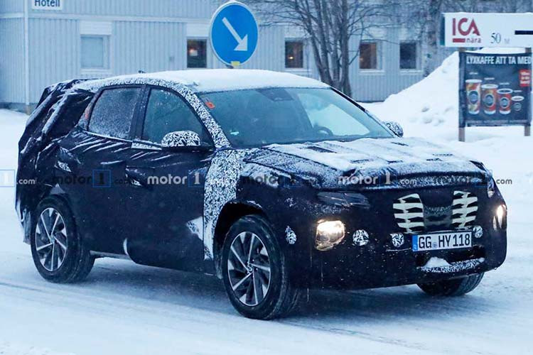 Mẫu xe SUV SantaFe là dòng xe vô cùng quan trọng của Hyundai. Bởi nó được phân phối cho nhiều thị trường. Đây cũng là mẫu xe "ăn tiền" của hãng khi đem đến 1 nửa doanh số cho toàn dòng SUV Hyundai. 