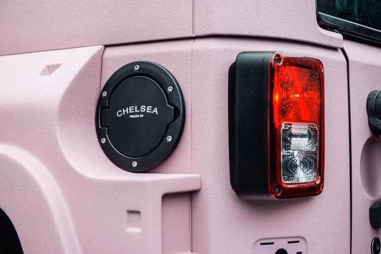 Thực tế, ý tưởng làm nên chiếc Jeep Wrangler màu hồng này là đến từ Chelsea Truck, nhưng Kahn là người chịu trách nhiệm biến ý tưởng thành hiện thực.