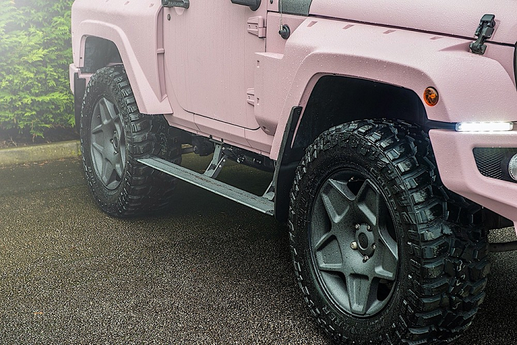 Điểm nổi bật nhất ở chiếc xe này chính là màu sơn hồng quân sự hoa văn 3D, và nếu bạn có nghĩ cái tên này là có phần quá màu mè, vậy thì bạn nên suy nghĩ lại bởi: hồng từng là màu sơn ngụy trang trên các cỗ máy chiến tranh trong chiến dịch Châu Phi trong Thế Chiến II bởi quan đội SAS Anh Quốc.