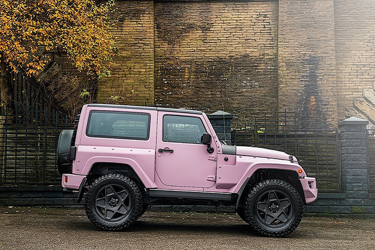Với tất cả những thay đổi ở trên, Kahn yêu cầu cái giá xe Jeep Wrangler là 48.999 bảng Anh (tương đương 1,48 tỷ đồng) cho chiếc Jeep Wrangler màu hồng này. Nhà thiết kế kiêm độ xe cũng nói rằng người mua có thể lựa chọn bất kỳ màu sắc cụ thể cho ngoại thất và nội thất.