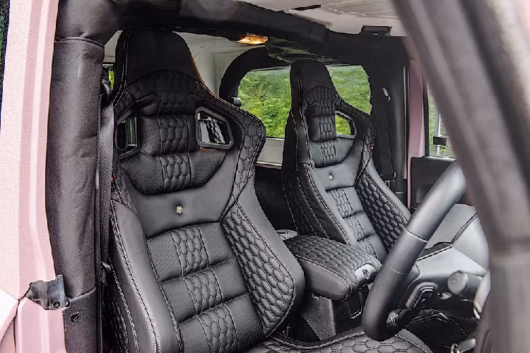 Màu sơn đặc thù này được phun lên toàn bộ thân vỏ của chiếc SUV, ngoại trừ lưới tản nhiệt sợi carbon phía trước và bộ la-zăng 20 inch màu đen.