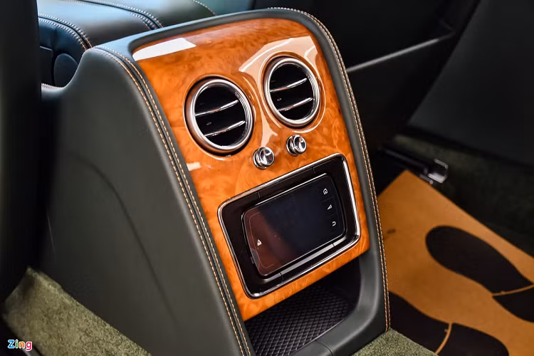 Ở thế hệ thứ 2, khoang lái của Bentley Flying Spur mang hơi hướm cổ điển với các đường nét mềm mại ở bảng tablo, thiết kế vô-lăng 3 chấu, cần số và bảng đồng hồ tốc độ analog kết hợp màn hình LCD. Khu vực điều khiển trung tâm có một màn hình cảm ứng, đi kèm các nút bấm của hệ thống giải trí và chỉnh điều hòa.