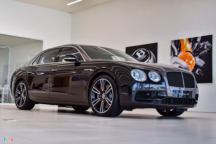 Mẫu Flying Spur V8 S trong bài viết được một khách hàng đặt mua thông qua nhà phân phối chính thức của Bentley ở Việt Nam. Điểm độc đáo của xe là ngoại thất được sơn 2 tông màu Arabica và Burnt Oak. Tuy vậy, đây không phải là mẫu Bentley Flying Spur 2020 mới được ra mắt ở Thái Lan và Malaysia vào đầu năm nay.