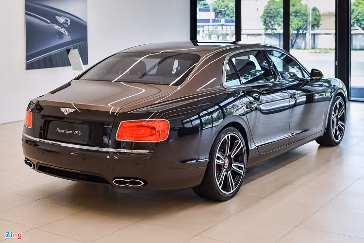 Mức giá xe Bentley Flying Spur V8 S này được công bố là 17,662 tỷ đồng. Mẫu sedan siêu sang Anh quốc không có đối thủ trực tiếp tại Việt Nam. Trong khi đó, biến thể Bentley Flying Spur W12 cạnh tranh với Rolls-Royce Ghost. 