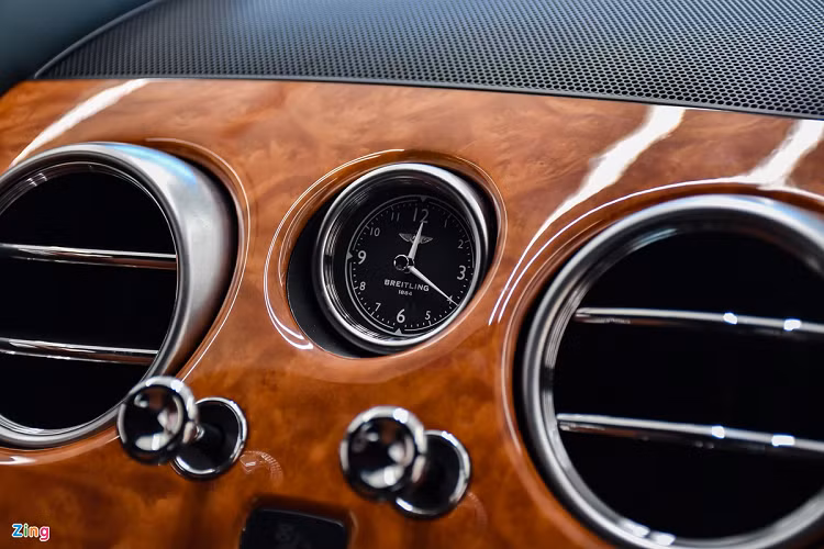 Nội thất của Bentley Flying Spur V8 S được hoàn thiện tỉ mỉ và tinh xảo. Danh sách trang bị tiện nghi có thể kể đến hệ thống loa cao cấp Naim, điều hòa tự động đa vùng, trần xe bọc da, rèm che nắng ghế sau chỉnh điện, đầu DVD 6 đĩa... 