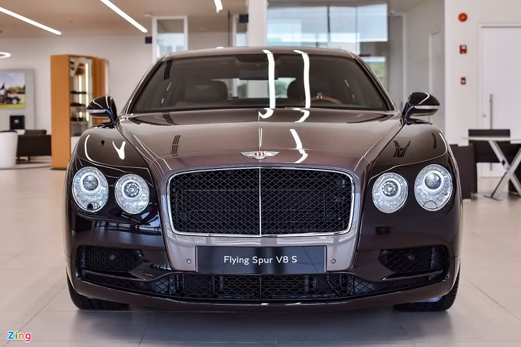 Thuộc thế hệ Bentley Flying Spur thứ 2, chiếc xe mang kiểu dáng uy nghiêm và lịch lãm với các chi tiết được thiết kế sang trọng, bóng bẩy. Điểm nhấn ở đầu xe là cụm đèn chiếu sáng tròn với các điểm LED định vị tạo hình giống pha lê. Lưới tản nhiệt và cản trước được sơn đen cho cảm giác mạnh mẽ.