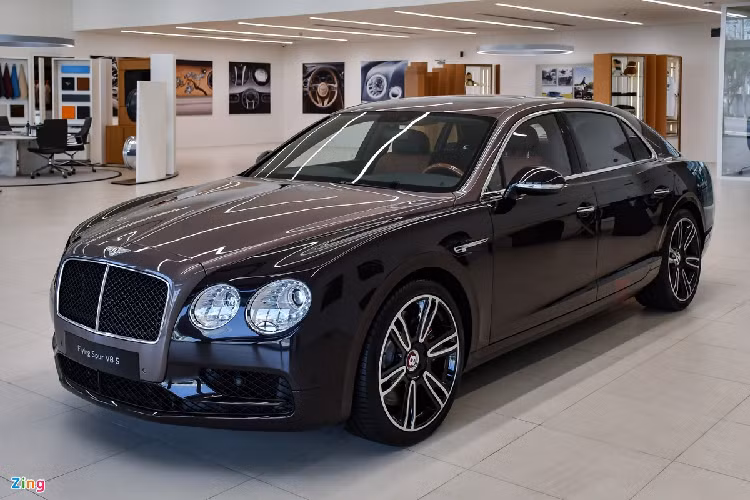 Với khối lượng gần 2,4 tấn, mẫu Flying Spur V8 S này có khả năng tăng tốc 0-100 km/h mất 4,9 giây, vận tốc tối đa đạt 306 km/h. Ở đời xe mới, mẫu sedan của Bentley có thông số động cơ và hiệu suất thậm chí còn tốt hơn. 