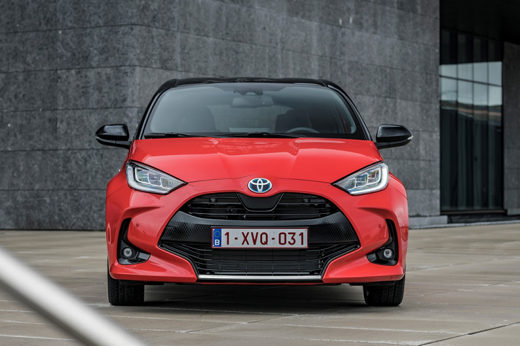 Yaris 2020 là mẫu xe cỡ nhỏ đầu tiên được ứng dụng nền tảng Toyota New Global Architecture (GA-B). Nền tảng mới giúp chiếc xe tăng thêm 37% độ cứng xoắn. Trọng tâm của xe cũng hạ thấp hơn 15 mm và khối lượng giảm 50 kg so với thế hệ trước.