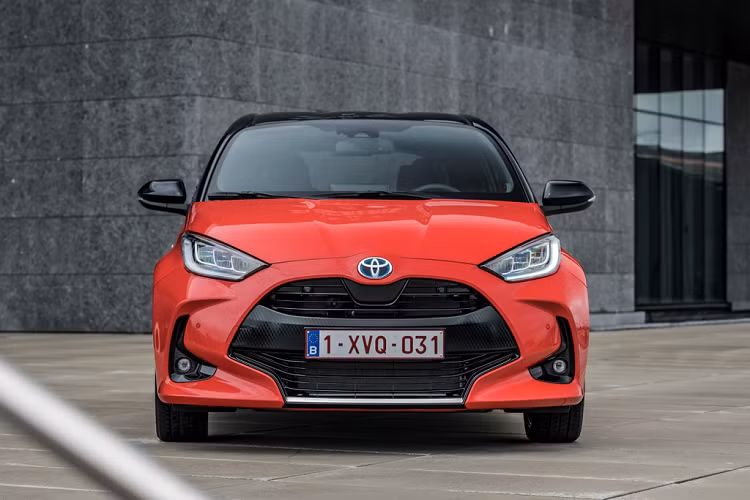Yaris 2020 là mẫu xe cỡ nhỏ đầu tiên được ứng dụng nền tảng Toyota New Global Architecture (GA-B). Nền tảng mới giúp chiếc xe tăng thêm 37% độ cứng xoắn. Trọng tâm của xe cũng hạ thấp hơn 15 mm và khối lượng giảm 50 kg so với thế hệ trước.