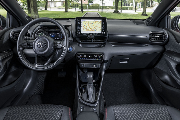 Ở bên trong, Yaris 2020 được trang bị màn hình thông tin giải trí cảm ứng kích thước 8 inch tương thích Apple CarPlay/Android Auto, bảng điều khiển trung tâm rộng hơn và vô-lăng thể thao. Ngoài ra, chiếc xe cỡ nhỏ còn có một số tùy chọn thêm như màn hình HUD, bộ sạc không dây chuẩn Qi, hệ thống âm thanh JBL 8 loa và đèn nền nội thất màu xanh.