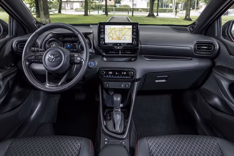 Ở bên trong, Yaris 2020 được trang bị màn hình thông tin giải trí cảm ứng kích thước 8 inch tương thích Apple CarPlay/Android Auto, bảng điều khiển trung tâm rộng hơn và vô-lăng thể thao. Ngoài ra, chiếc xe cỡ nhỏ còn có một số tùy chọn thêm như màn hình HUD, bộ sạc không dây chuẩn Qi, hệ thống âm thanh JBL 8 loa và đèn nền nội thất màu xanh.