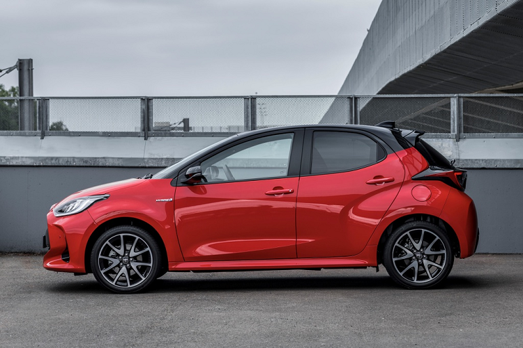 Mức tiêu hao nhiên liệu của phiên bản hybrid cải thiện 20%, khoảng 3,2 lít/100 km. Chiếc Toyota Yaris 2020 Hybrid mới có thể di chuyển quãng đường xa hơn ở chế độ chạy điện với vận tốc tối đa 130 km/h nhờ bộ pin lithium-ion nhỏ, nhẹ nhưng dung lượng lớn hơn.
