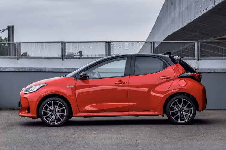 Mức tiêu hao nhiên liệu của phiên bản hybrid cải thiện 20%, khoảng 3,2 lít/100 km. Chiếc Toyota Yaris 2020 Hybrid mới có thể di chuyển quãng đường xa hơn ở chế độ chạy điện với vận tốc tối đa 130 km/h nhờ bộ pin lithium-ion nhỏ, nhẹ nhưng dung lượng lớn hơn.