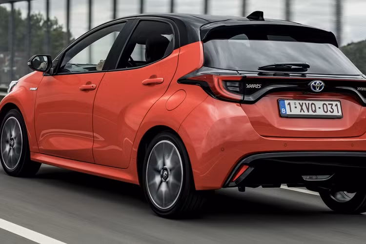 Tùy chọn thứ 2 là động cơ hybrid, sản sinh công suất 116 mã lực và mô-men xoắn 120 Nm. Theo Toyota, Yaris Hybrid có thể tăng tốc 0-100 km/h trong 9,7 giây, cải thiện 15% so với đời trước.