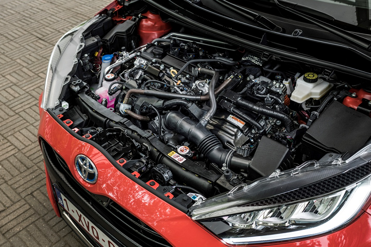 Tương tự thị trường Nhật Bản, Toyota Yaris tại châu Âu đi kèm 2 tùy chọn động cơ. Đầu tiên là động cơ xăng Dynamic Force 3 xy-lanh 1.5L sản sinh công suất 125 mã lực tại 6.600 vòng/phút và mô-men xoắn 153 Nm tại 4.800-5.000 vòng/phút. Đi kèm với động cơ này là hộp số sàn 6 cấp hoặc hộp số vô cấp CVT.