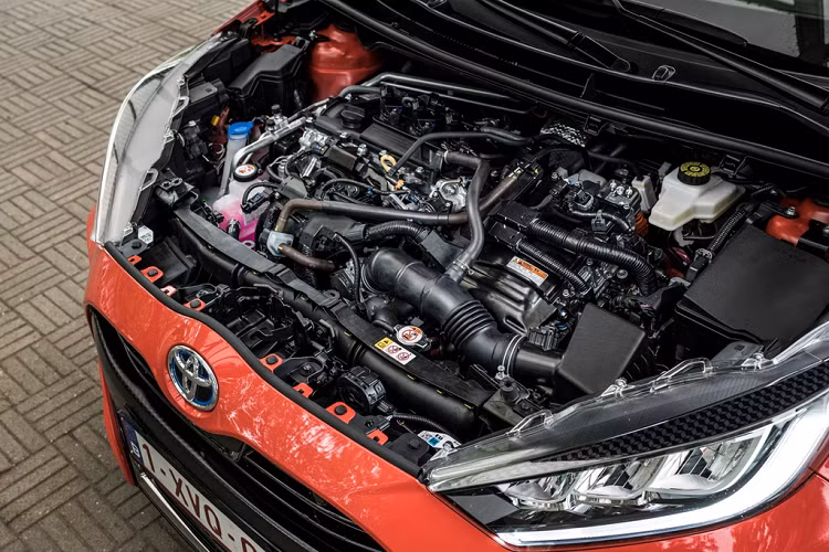 Tương tự thị trường Nhật Bản, Toyota Yaris tại châu Âu đi kèm 2 tùy chọn động cơ. Đầu tiên là động cơ xăng Dynamic Force 3 xy-lanh 1.5L sản sinh công suất 125 mã lực tại 6.600 vòng/phút và mô-men xoắn 153 Nm tại 4.800-5.000 vòng/phút. Đi kèm với động cơ này là hộp số sàn 6 cấp hoặc hộp số vô cấp CVT.