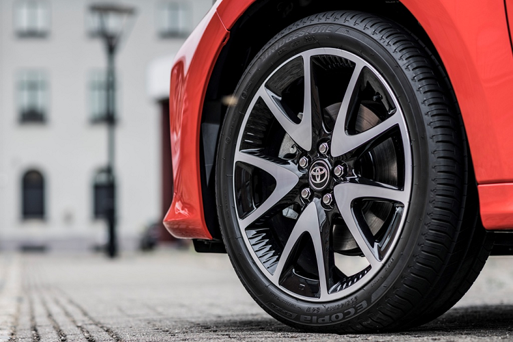 Ở đời 2020, Yaris có thiết kế năng động và thể thao hơn. Xe sở hữu lưới tản nhiệt cỡ lớn, đèn pha vuốt ra phía sau, đầu xe dài hơn kết hợp với những đường gân dập nổi khắp thân xe. Ở phía sau, đèn hậu với thiết kế độc đáo, ôm trọn phần đuôi xe. Yaris 2020 có các tùy chọn mâm từ 15 inch đến 17 inch.