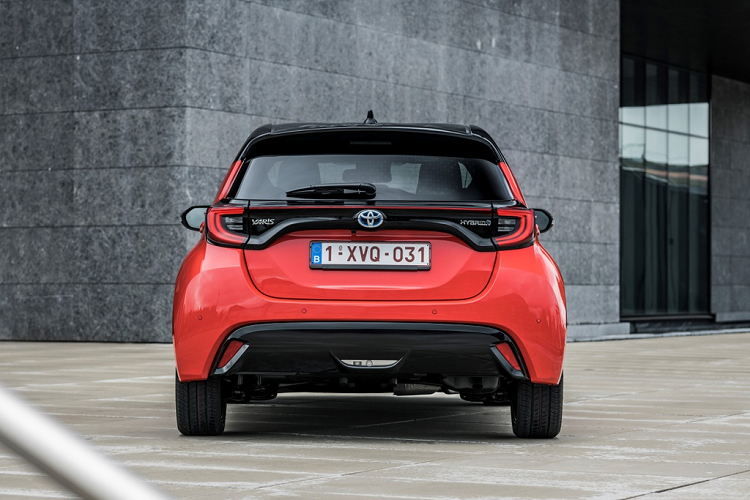 Tại một số thị trường khác, Yaris 2020 có thêm tùy chọn động cơ 3 xy-lanh 1.0L, sản sinh công suất 72 mã lực và mô-men xoắn 93 Nm. Phiên bản này đi kèm hộp số sàn 5 cấp. Bên cạnh đó, phiên bản Yaris thể thao hơn do GR phát triển đi kèm động cơ mạnh mẽ và hệ dẫn động 4 bánh sẽ ra mắt trong thời gian tới.