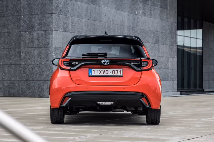 Tại một số thị trường khác, Yaris 2020 có thêm tùy chọn động cơ 3 xy-lanh 1.0L, sản sinh công suất 72 mã lực và mô-men xoắn 93 Nm. Phiên bản này đi kèm hộp số sàn 5 cấp. Bên cạnh đó, phiên bản Yaris thể thao hơn do GR phát triển đi kèm động cơ mạnh mẽ và hệ dẫn động 4 bánh sẽ ra mắt trong thời gian tới.