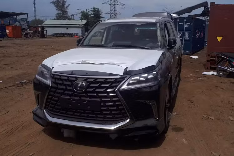 Có rất nhiều lý do khiến Lexus LX 570 trở thành dòng xe SUV hạng sang cỡ lớn hút khách Việt, nhưng phần lớn nằm ở thiết kế đẹp mắt, bệ vệ và đẳng cấp, động cơ V8 5.7L bền bỉ cực kỳ đáng tin cậy, dễ mua dễ bán và giữ giá.