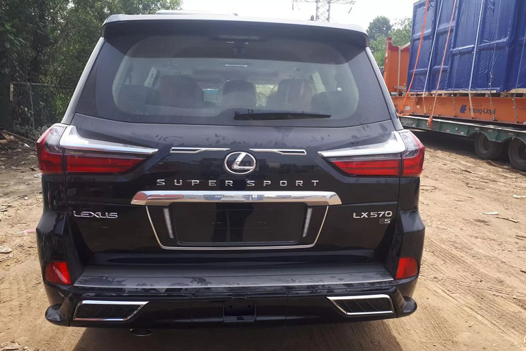 Trên thị trường, Lexus LX 570 là đối thủ cạnh tranh trực tiếp với ‘’người đồng hương’’ Infiniti QX80 hay các đối thủ đến từ Đức như Mercedes-Benz GLS và BMW X7 mới.