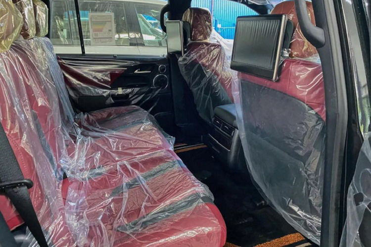 Trên thực tế, bên cạnh xe nhập chính hãng, đa số các xe Lexus LX 570 về Việt Nam đều nhập từ Trung Đông, thị trường nổi tiếng với khi hậu khắt nghiệt nắng nóng quanh năm. Chính vì thế, các linh kiện phụ tùng trên xe đều rất phù hợp để hoạt động bền bỉ với điều kiện thời tiết nóng ẩm tại Việt Nam.