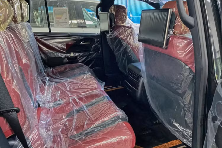 Trên thực tế, bên cạnh xe nhập chính hãng, đa số các xe Lexus LX 570 về Việt Nam đều nhập từ Trung Đông, thị trường nổi tiếng với khi hậu khắt nghiệt nắng nóng quanh năm. Chính vì thế, các linh kiện phụ tùng trên xe đều rất phù hợp để hoạt động bền bỉ với điều kiện thời tiết nóng ẩm tại Việt Nam.