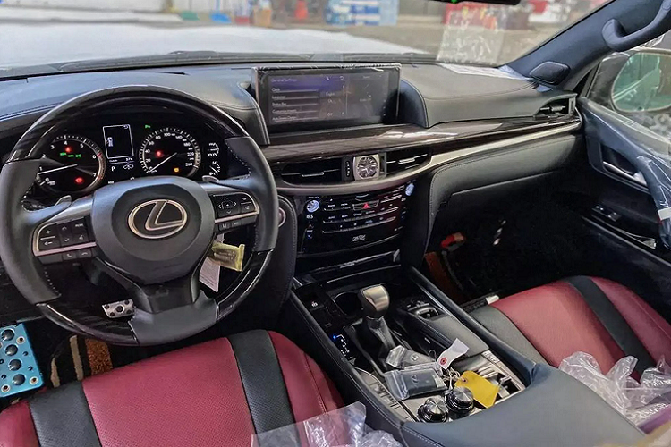 Từ trước đến nay, Lexus LX 570 là dòng xe SUV hạng sang cỡ lớn được lòng nhiều khách Việt. Chính vì thế, những phiên bản mới hay phiên bản đặc biệt của dòng xe này luôn được giới nhập khẩu xe tư nhân đưa về nước ngay từ rất sớm.