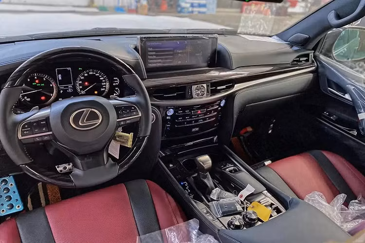 Từ trước đến nay, Lexus LX 570 là dòng xe SUV hạng sang cỡ lớn được lòng nhiều khách Việt. Chính vì thế, những phiên bản mới hay phiên bản đặc biệt của dòng xe này luôn được giới nhập khẩu xe tư nhân đưa về nước ngay từ rất sớm.